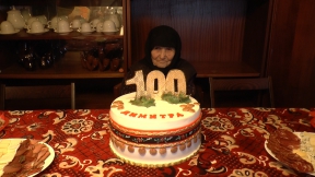 Столетницата баба Димитра премела тази сутрин за да посрещне гости